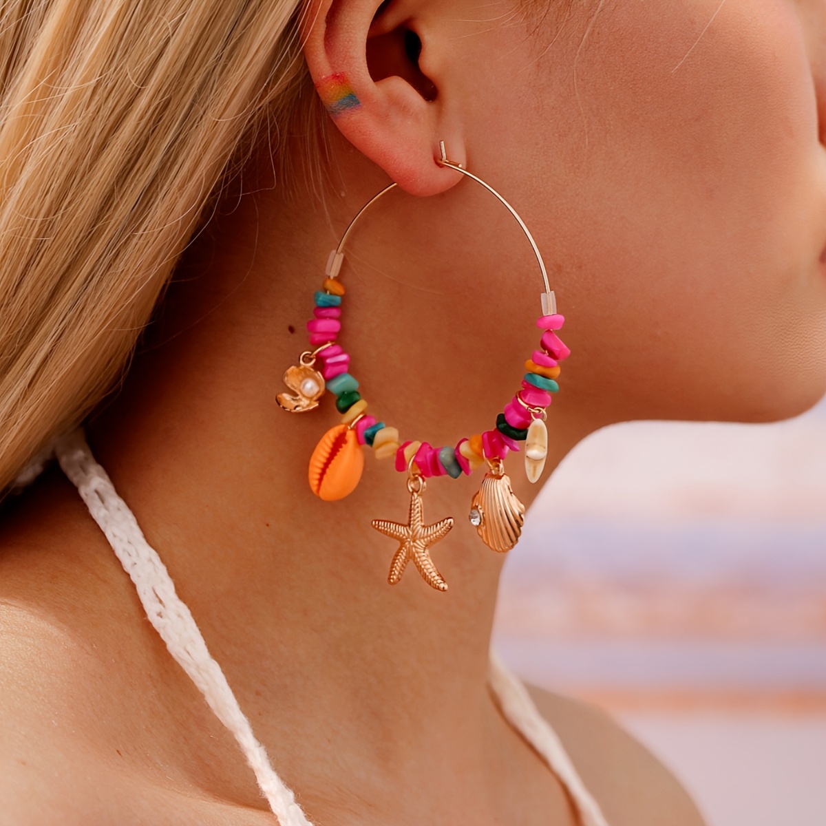 E-shop Ein Paar Sommerliche Bohemian-Stil Bunte Kieselohrringe mit Seestern/Muschel-Anhängern, Damen Sommer Strand Casual Urlaub Ohrringe, Ozean-Themen