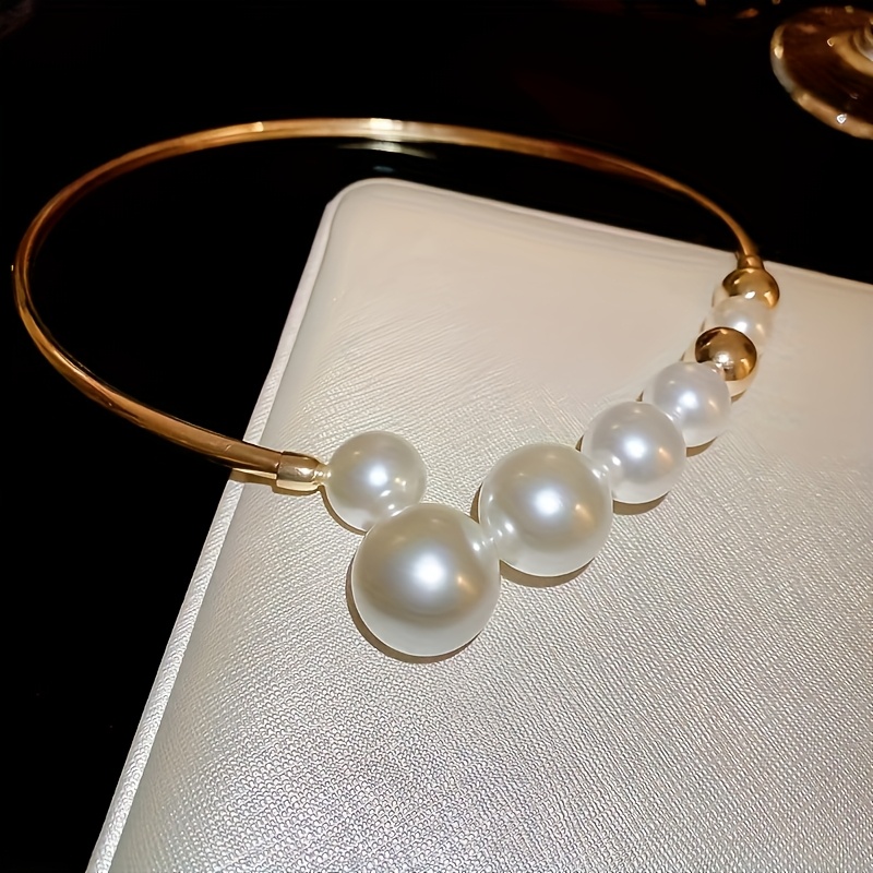 A Stylish Necklace for Women, Featuring a Easy Yet Bold Design with Faux Pearl Beads, Perfect for Everyday Parties