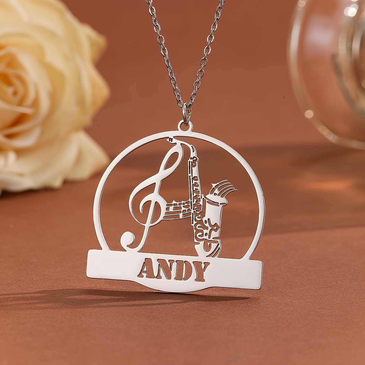 

Pendentif personnalisé avec nom de note de musique, en acier inoxydable, design saxophone et instruments, bijoux personnalisables pour hommes, idéal pour les de Noël et de fête