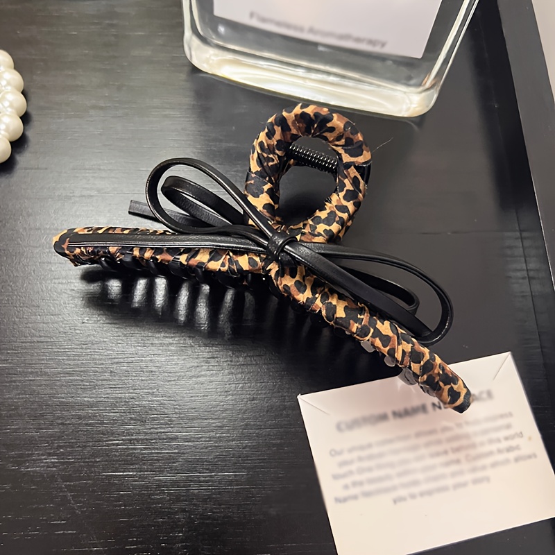 A Fashionable Classic Bow Pleated Leopard Print Acrylic Hair Clip