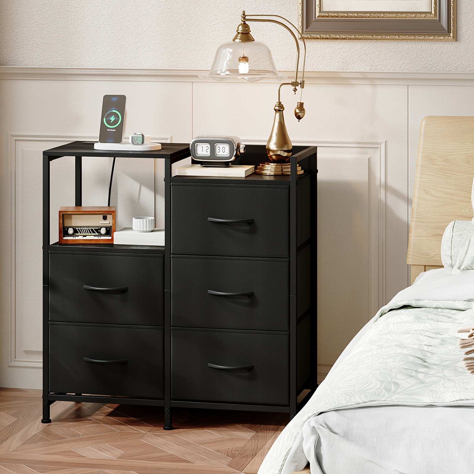 TEMU Commode de bureau/table de chevet EUNOS à tiroirs avec station de charge et lumière LED, grande commode à 5 tiroirs avec paniers en tissu et