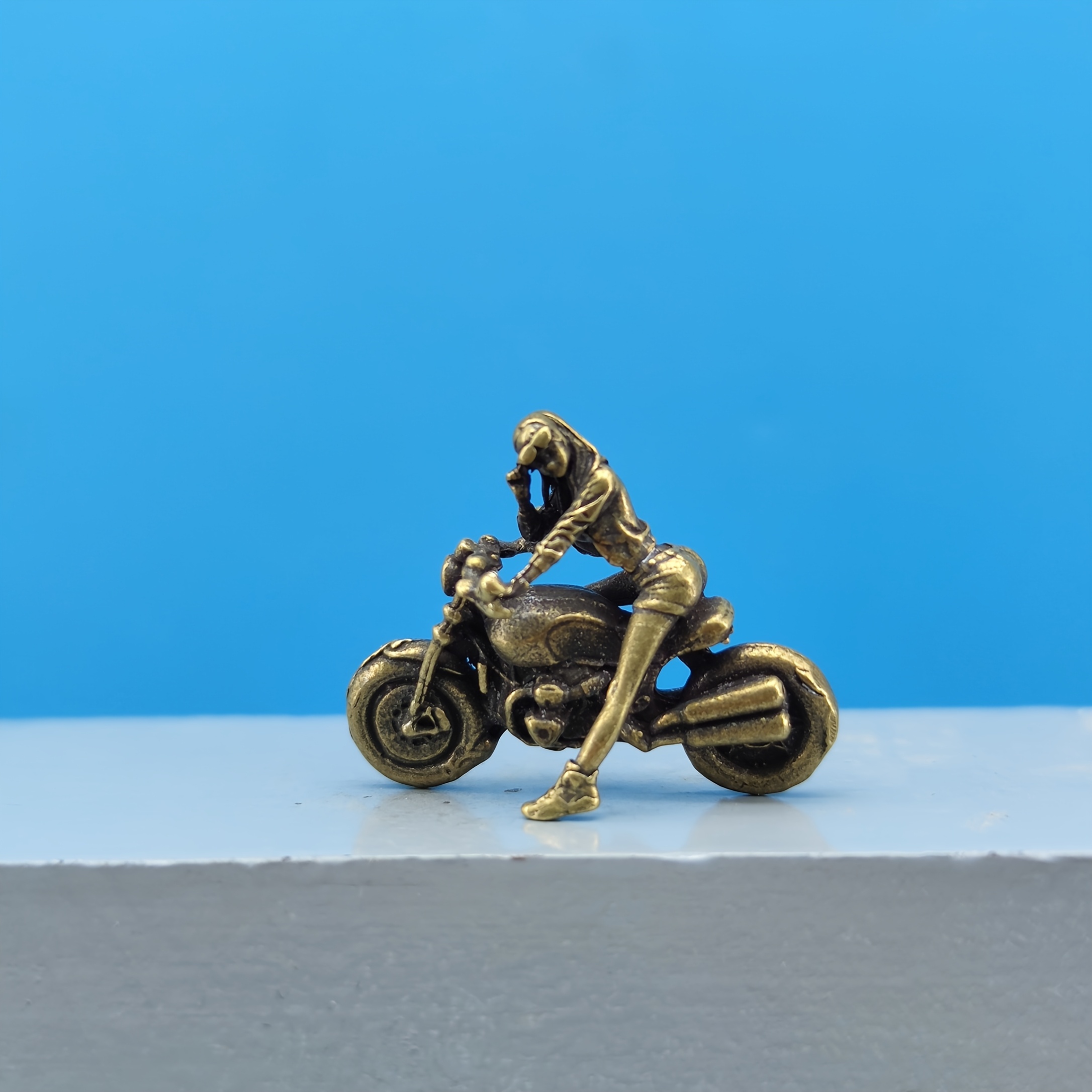 TEMU Figurine Modèle Métallique Fille à Lunettes de Mode Moto en Laiton, Échelle 1/64, Moule Blanc, Scène Miniature Paysage, Décoration pour Voiture,
