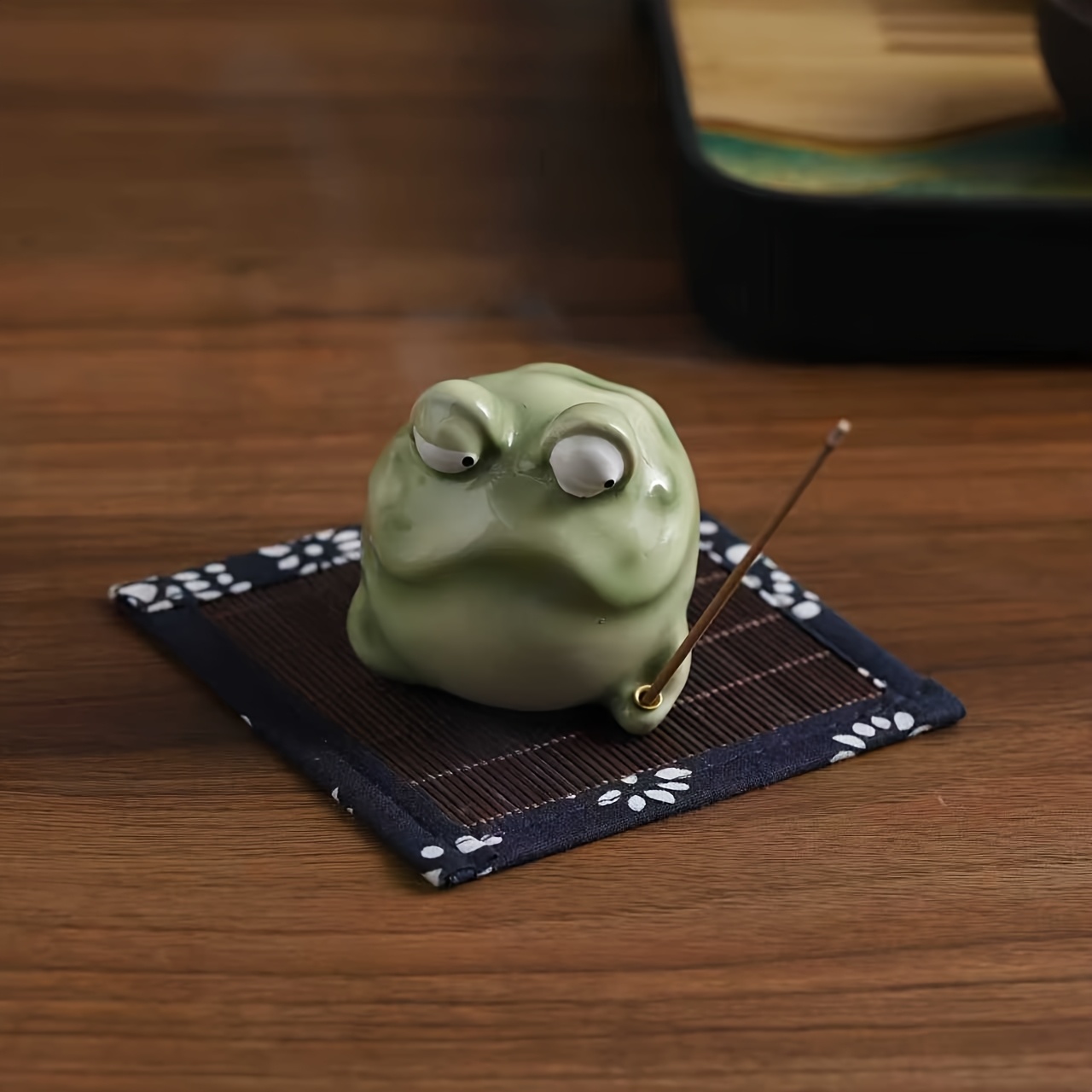 Creative Ceramic Teasing Frog Incense Stick Holder, Quirky Frog Incense Holder Tray Mini Incense Stick Stand Tea Ceremony Ornament Incense Holder