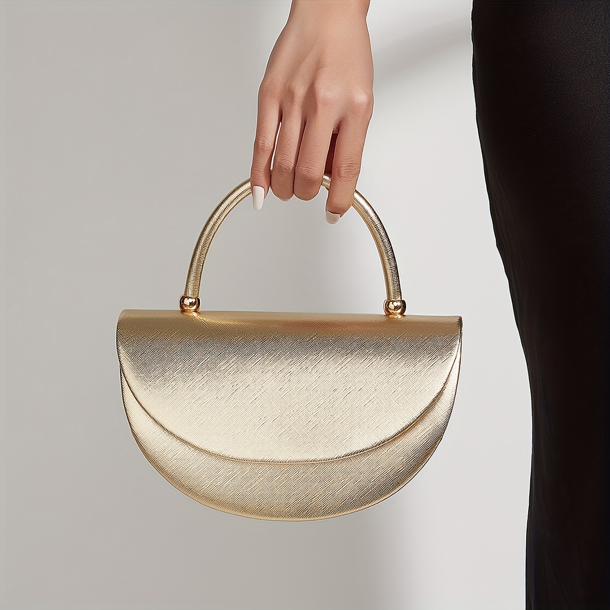 

An Elegant Solid Color Shiny Pu Material Evening Bag, A Stylish Small Handbag In A Semi-circular Shape, Featuring A Magnetic , Dinners, Parties, And Valentine's Day Gifts.