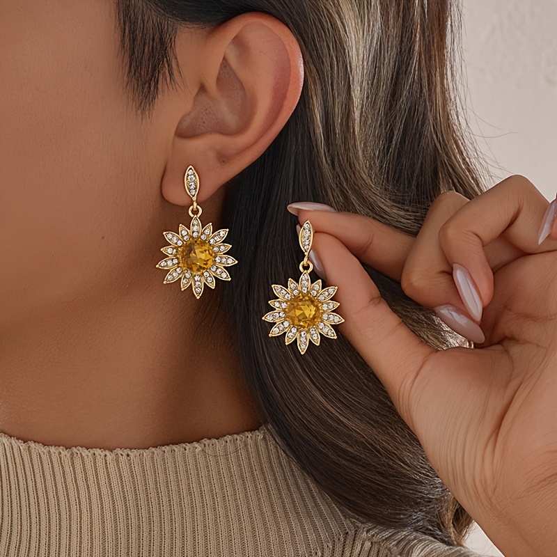 E-shop Ein elegantes Sonnenblumen-Ohrring-Paar, verziert mit Strasssteinen, der einen anmutigen Charme ausstrahlt, für Damen zum täglichen Tragen oder