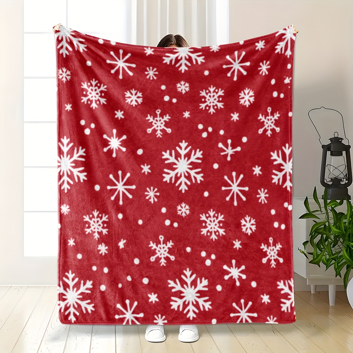 

Ultra-soft Red Christmas Flannel Throw Blanket - Versatile, Stain-resistant For Couch & Bed Decor