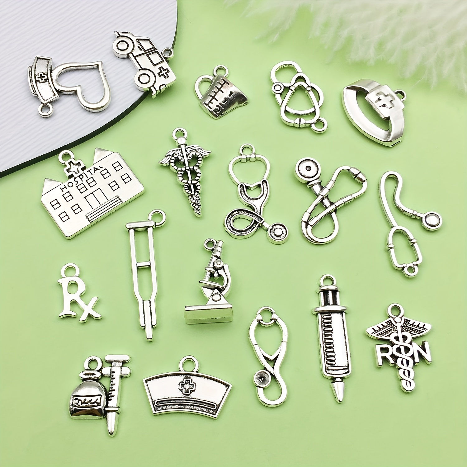 18 Breloques De Noël Pour Stéthoscope - Pendentifs Infirmières (Père Noël, Bonhomme De Neige, Arbre...) - En Résine Et Métal - Pour Décorer Et Personnaliser - 8
