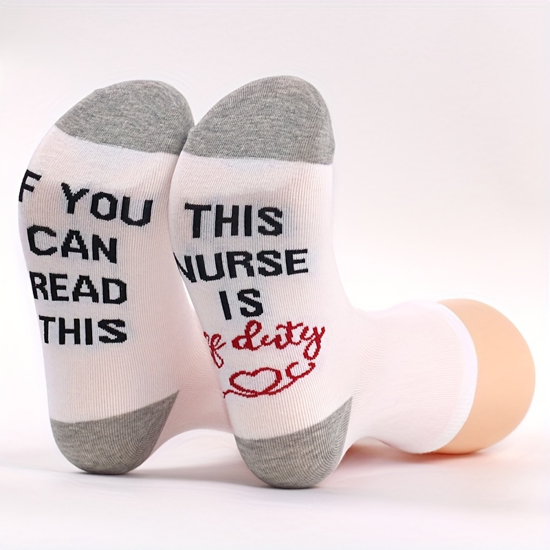 

A Pair Of Men's 'if You Can Read This This Nurse Is Off Duty' Letter Print Non Slip Grains Crew Socks, Cotton Blend Knitted Comfy Breathable Casual Soft & Elastic Socks