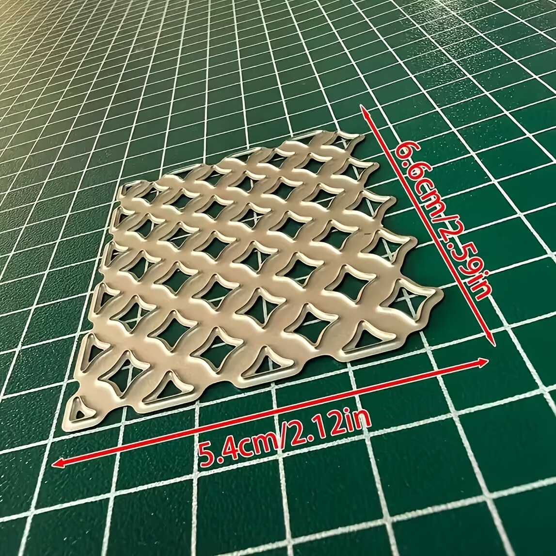 TEMU Hollow-out Rhombus Pattern Metal Cutting Die, Featuring An Intricate Woven Grid Texture, Can Create A Rhombus-patterned Cut-out Background.