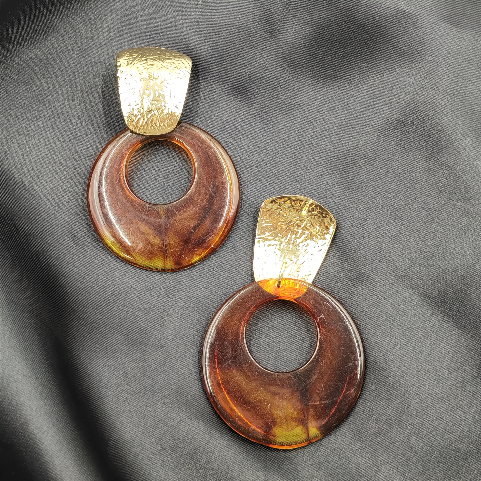 Pair Of Vintage Amber Pattern Round Stud Earrings, Metal Hammer Texture Resin Material Niche Design Versatile Light Luxury Retro Style Face