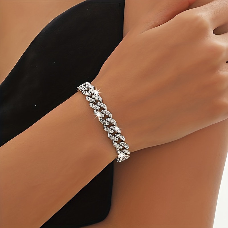 

Luxurious Cuban Chain Bracelet For Ladies, A Fashionable Accessory For A Date Or As A Gift.