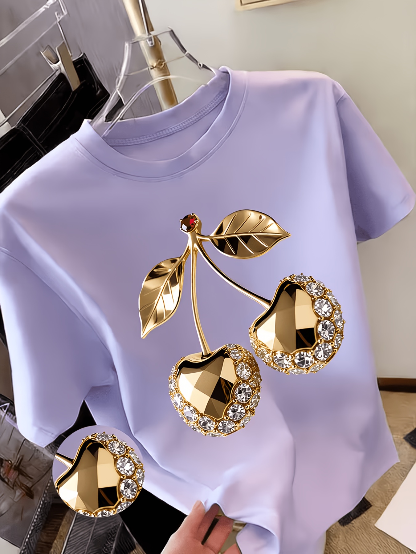 T-shirt Femme Y2K — Cerises Dorées & Diamants T-shirt Y2K pour femme à imprimé cerises dorées avec embellissements en diamant - Haut respirant à col ras du cou compatible avec une blouse | Essentiel de la garde-robe printemps-été | T-shirt décontracté léger adapté aux fêtes, cadeaux et tenues décontractées