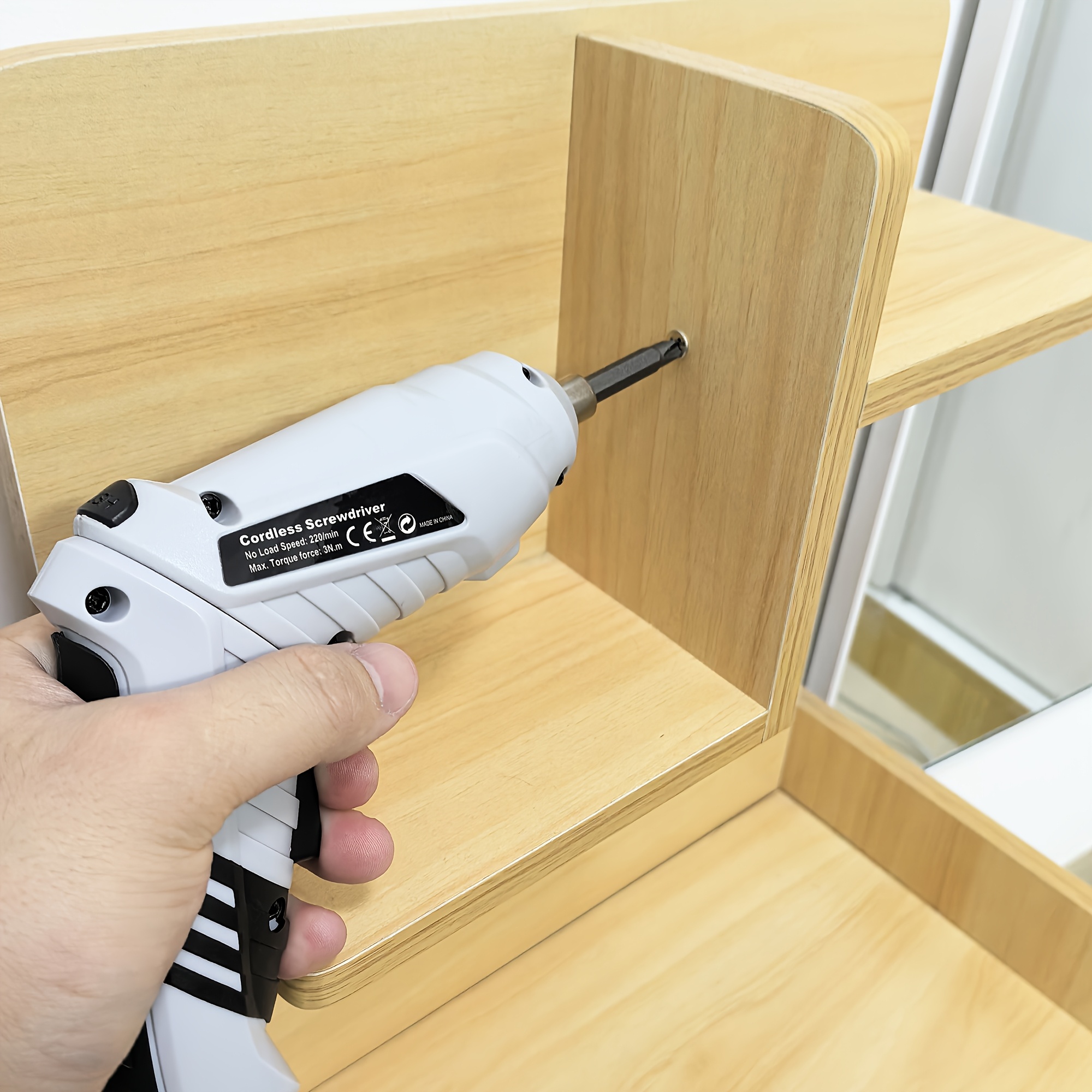 مجموعة مفك براغي لاسلكية 47+2 قطعة، قابلة للدوران والتشوه مع بطارية قابلة للشحن مدمجة، صندوق بلاستيك pe للتجميع لتخزين وسهولة النقل، تصميم ضوء عمل led، بيئة تلاشي لا يؤثر على الاستخدام، مقبض مطاطي لتغليف مريح، يمكن المنتج أن يؤتي وظائف الحفر والتثبيت، يحسن الكفاءة بشكل كبير في تفكيك الأشياء والأمنت المنزلية تفاصيل المنتج 5