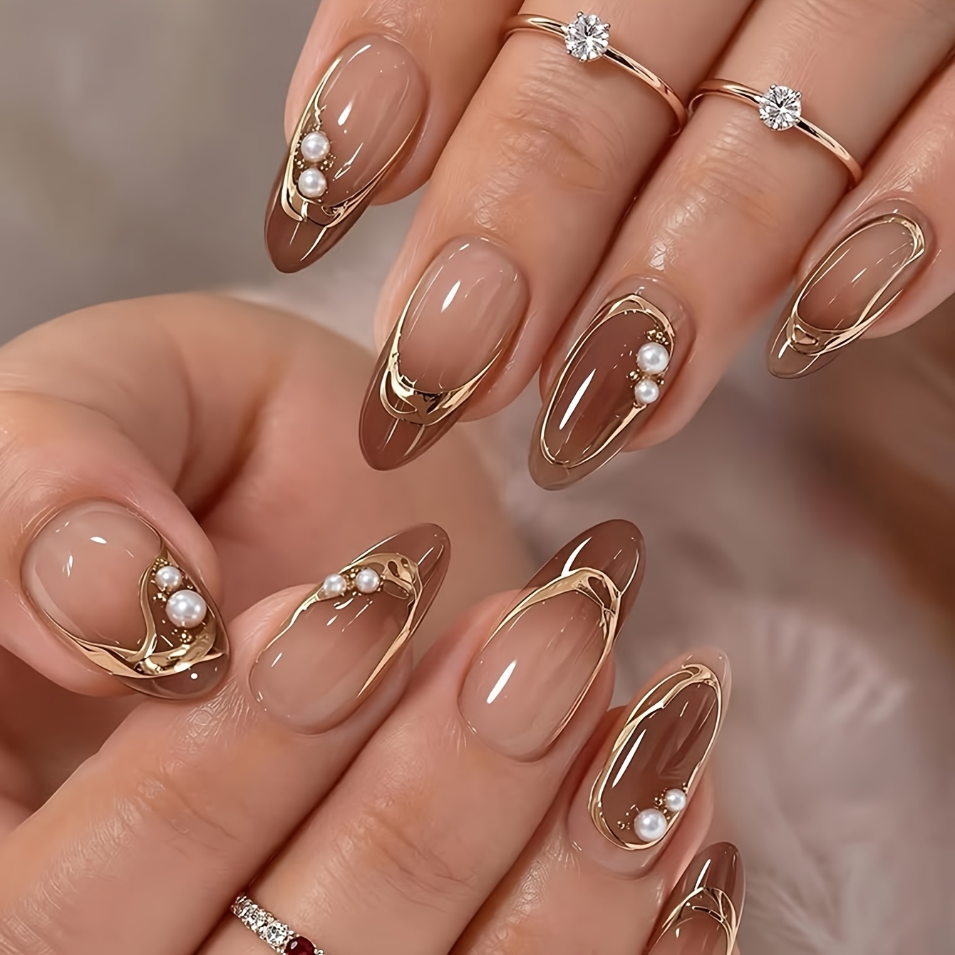 TEMU Lot de 24 faux ongles amandes pressés faits à , adaptés aux fêtes, à la danse et - Dégradé beige nude avec ligne et pointes métallisées, faux