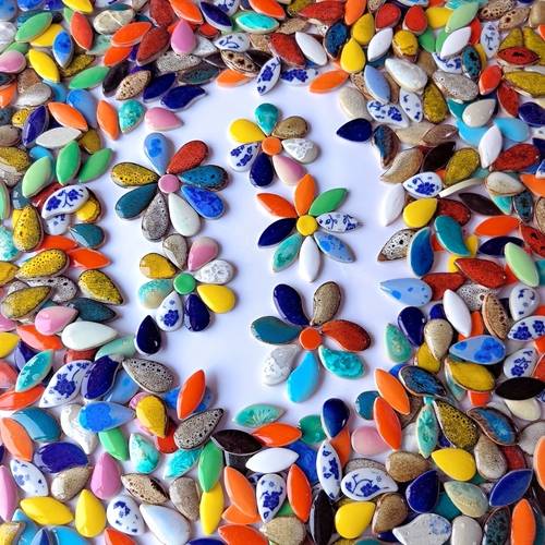 500-gramm-pack mit sortierten, schmelzbaren glasdekorationsmaterialien für mosaiken, für projekte in , küchen- und badezimmern. es verbessert die kultur und die künstlerische kreativität mit einer vielzahl von farben, diy-handwerksmaterialien.