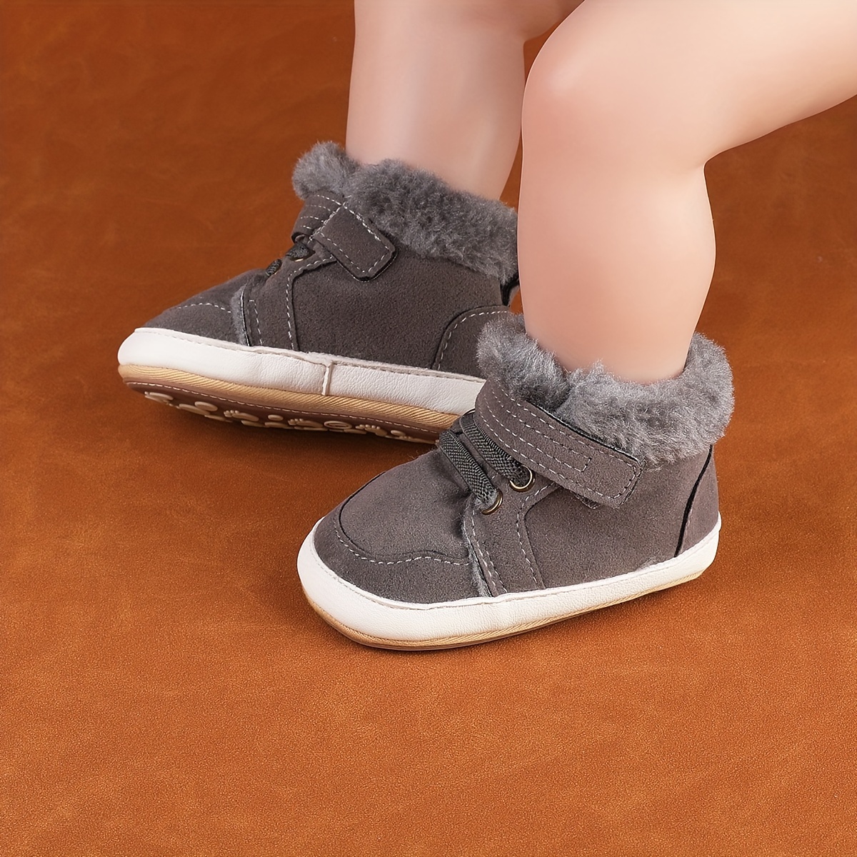 Een paar dikke, met fleece gevoerde laarzen voor jongens en meisjes