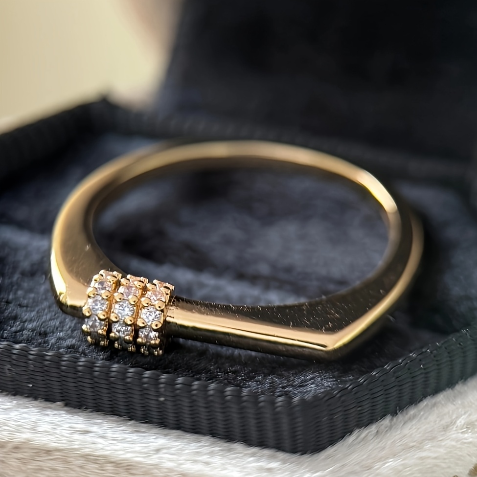 ANGOL Two-Dimensional Flat Golden Three-Claw Synthetic Zirconia Ring