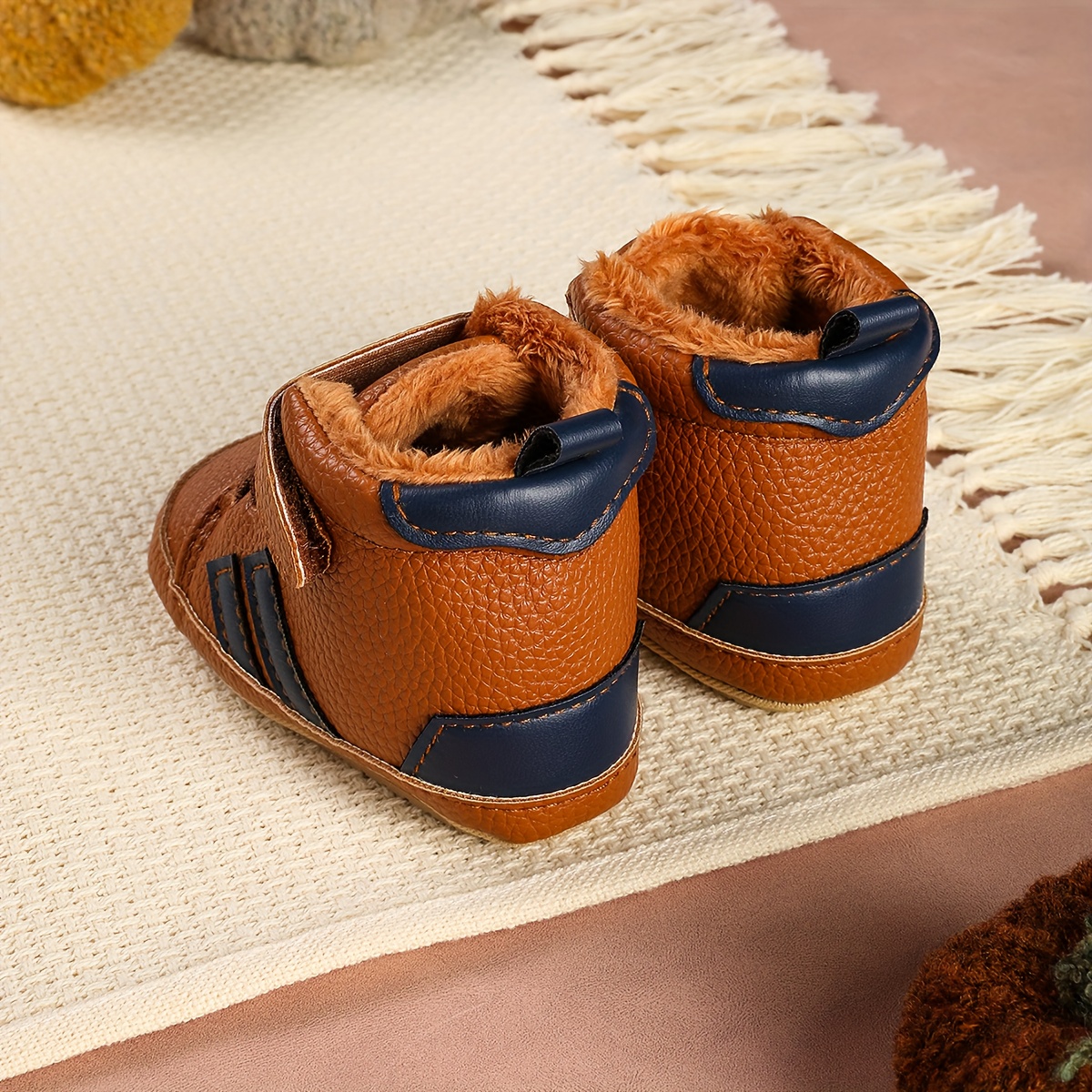 A Pair of New Autumn And Winter Unisex Warm Fleece Sports Casual Shoes, Easy Solid Color Outdoor Walking Shoes for Toddlers