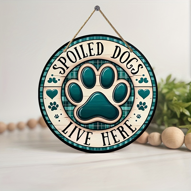 

1pc Wooden Hang Tag Dog Wreath Sign - Spoiled Dog Lives Here Wreath Sign, Suitable For Room Craft Decoration, Backyard, Patio, Beach Bar, Bedroom, Door Hanging Wall Decoration (8x8 Inches 20cmx20cm)