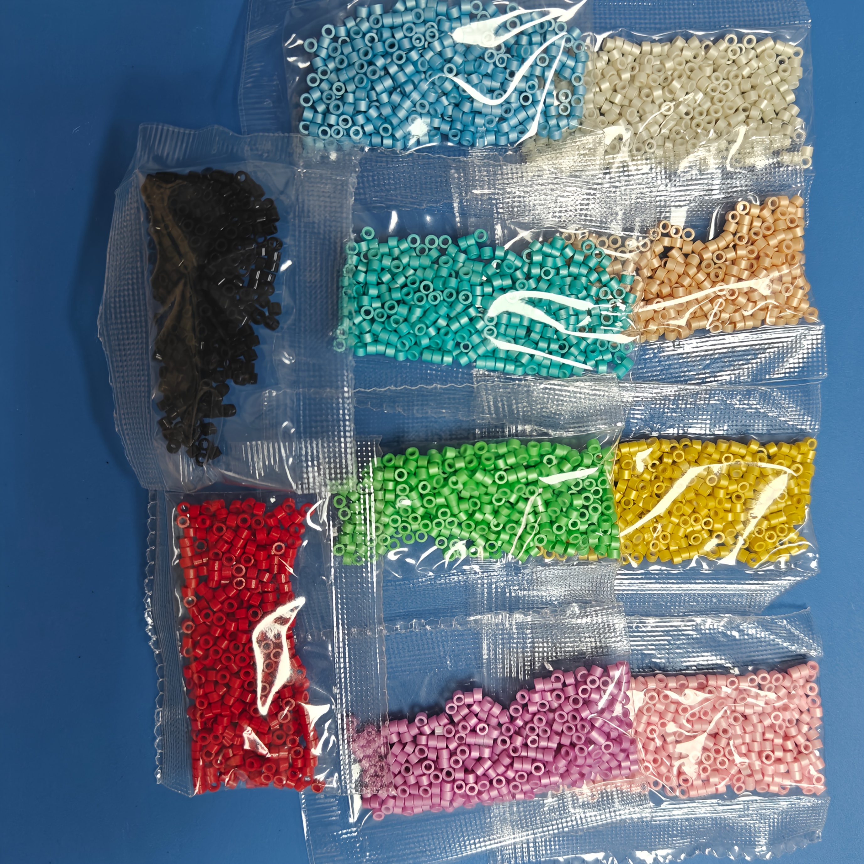 TEMU Kit di perline contenente 3000 perline, con piccolo confezione che pesa 5 grammi, totalizzando 50 grammi. 10 colori di perline di vetro a forma