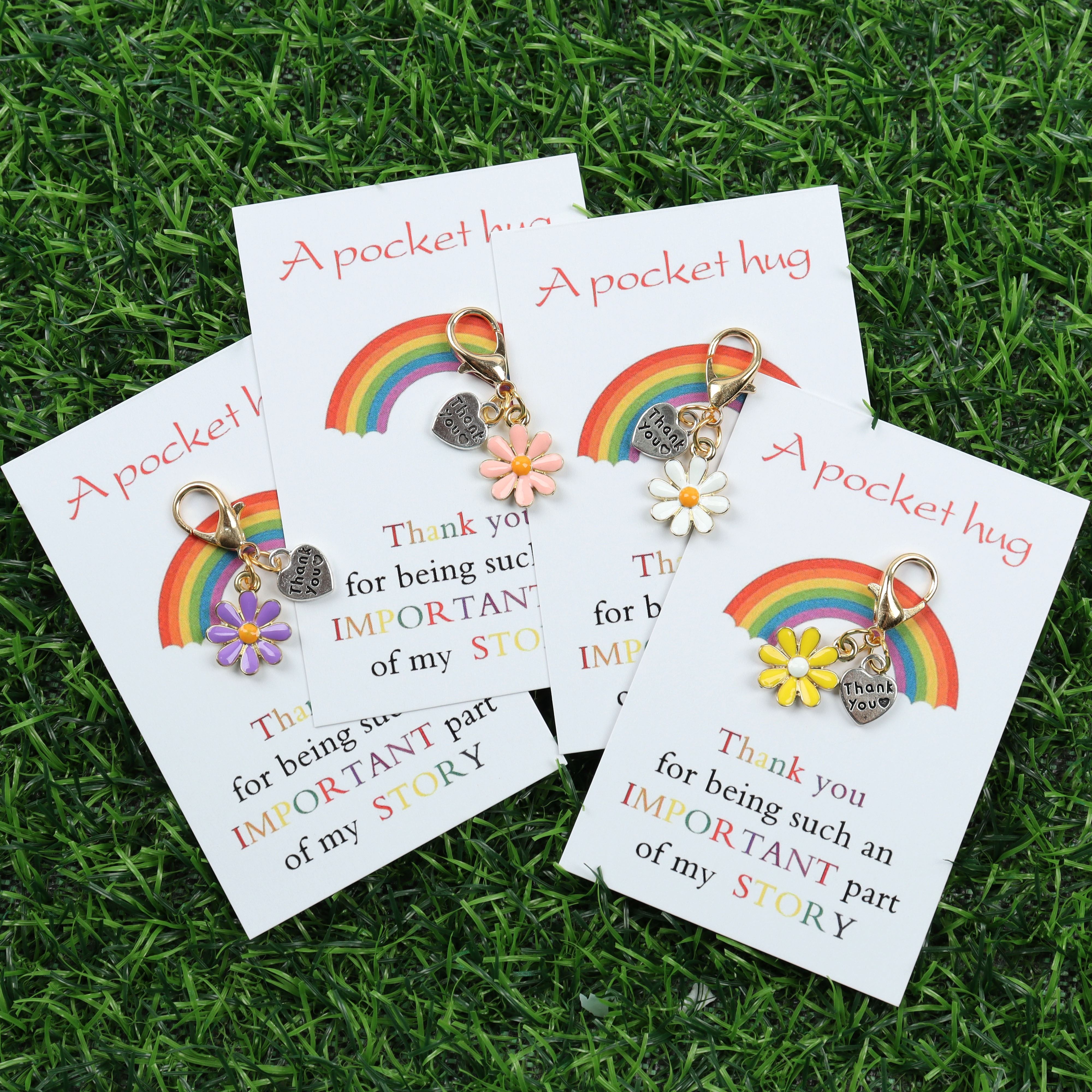 

4-pack Daisy Flower Keychain With Personalized Pocket Hug Card - Encouragement & Thank You Keepsake, Ideal For Everyday Bag Decoration, Gratitude & Valentine's Gift, Fantasy Theme, Metal Material