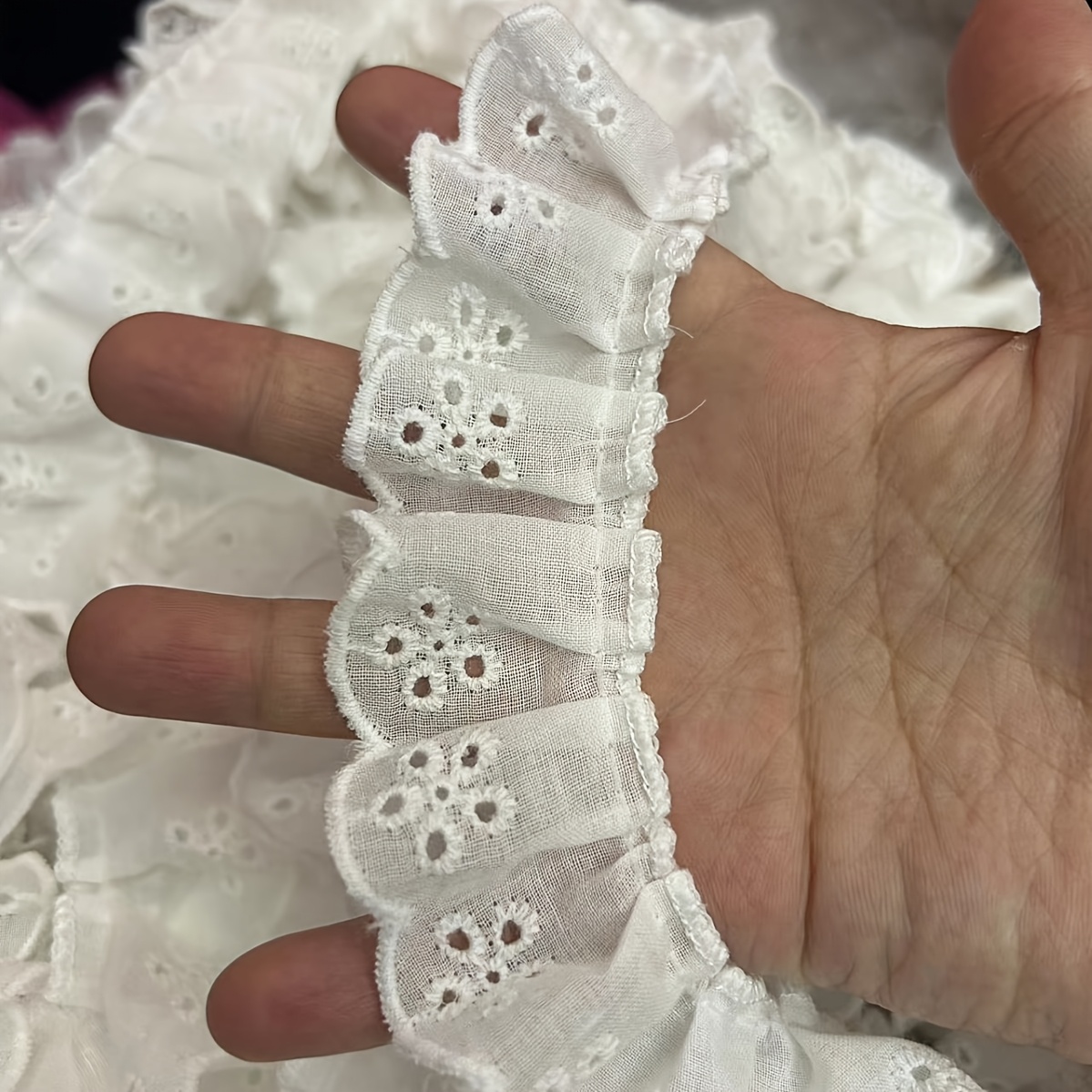 

2 de Dentelle Blanche avec Œillets Floraux et Plis à Volants - pour la Couture, & l'Artisanat, Tissu en Dentelle