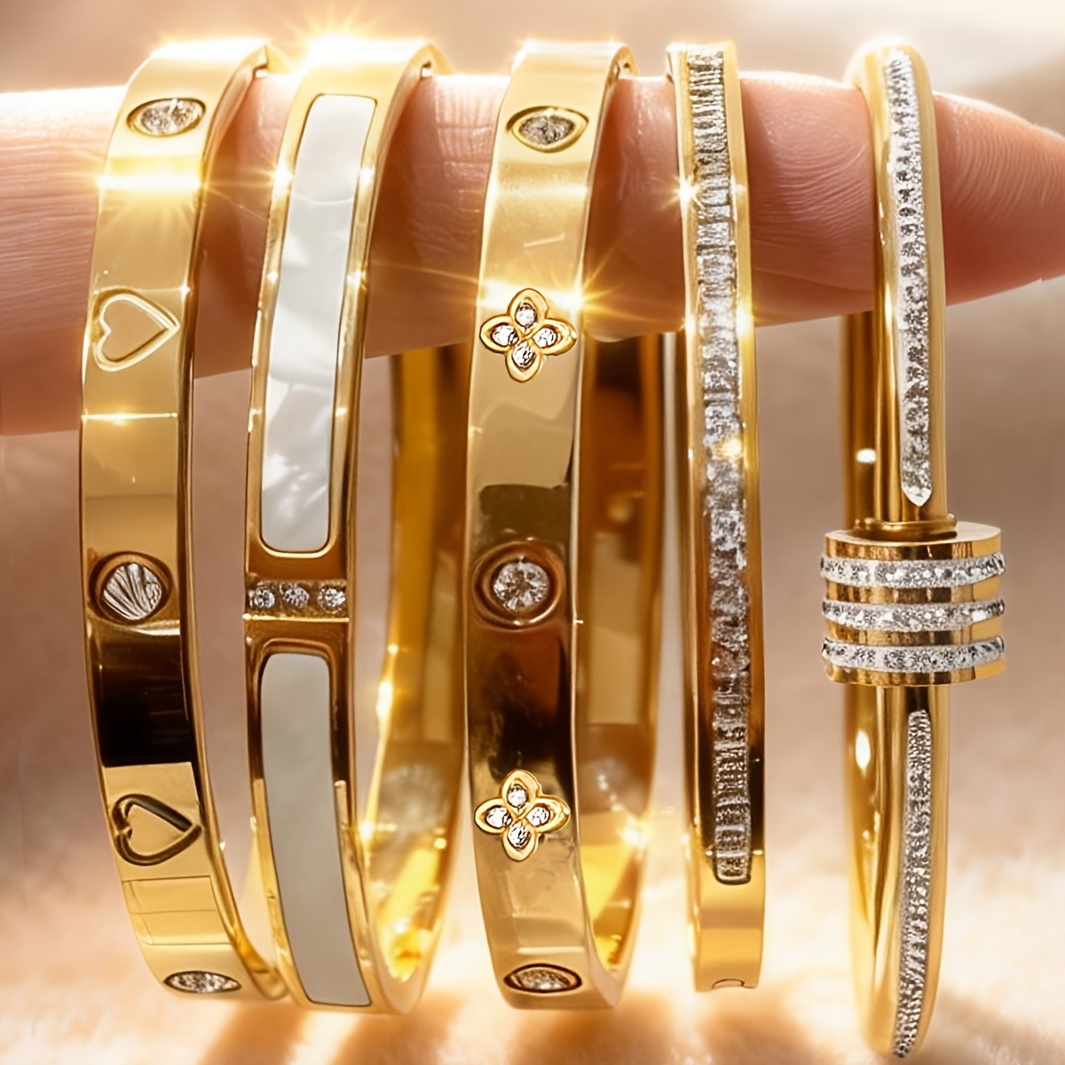E-shop 5-teiliges 18K vergoldetes Edelstahl-Stapelarmband-Set für Damen, wasserdichte Manschettenarmbänder mit kubischem synthetischem Zirkonia, Herz-