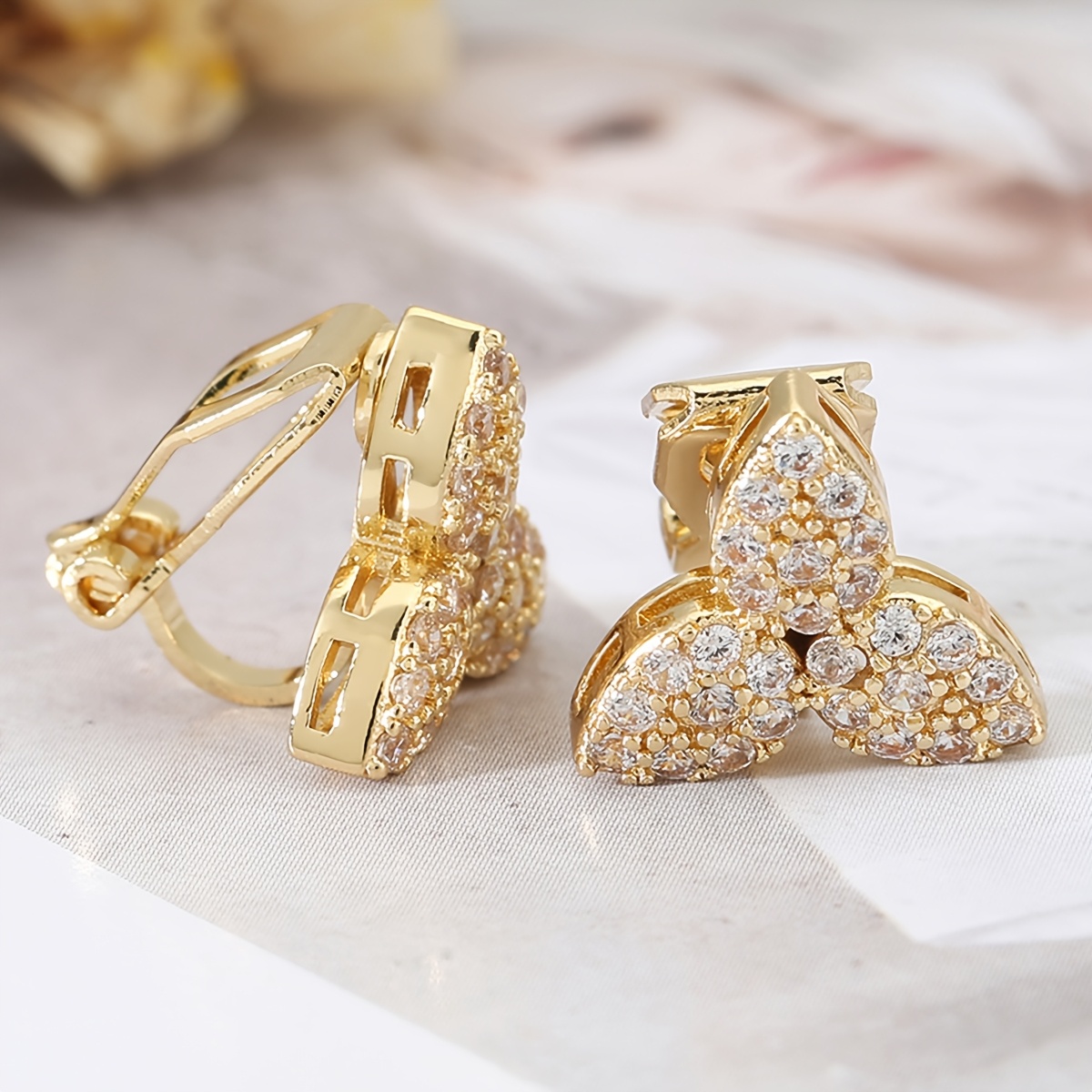 TEMU 1 Pair Clover Cz Studded Clip-on Earrings For Women - Elegant Three-leaf Shamrock Non-piercing Ear Clips, Sweet And Minimalist Floral Jewelry,