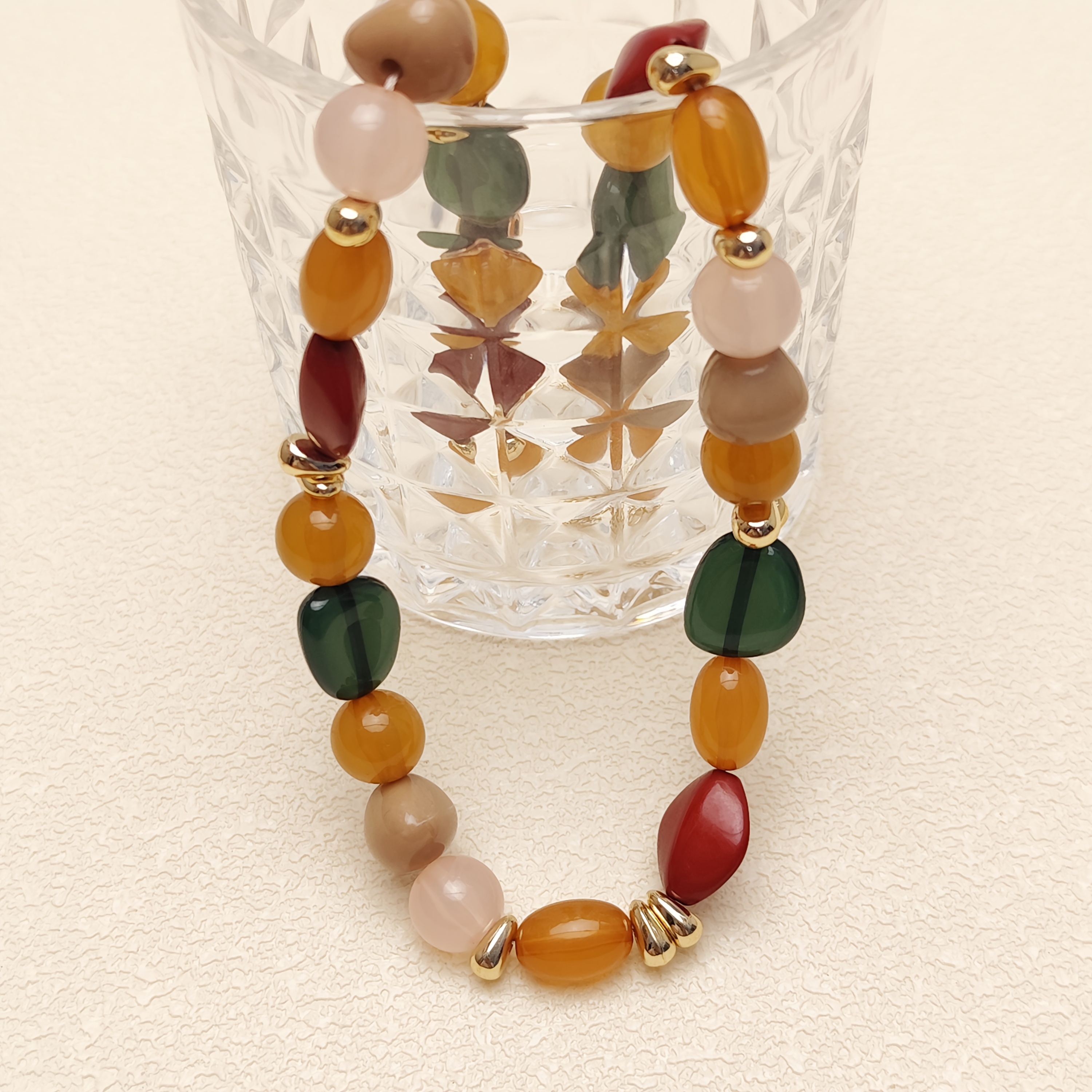 E-shop Bohemian Halskette für Frauen - Erdtöne (Rot, Grün, Gold, Weiß, Beige, ) - Unregelmäßiges Perlenmuster - Alltags- und Festtagsschmuck -
