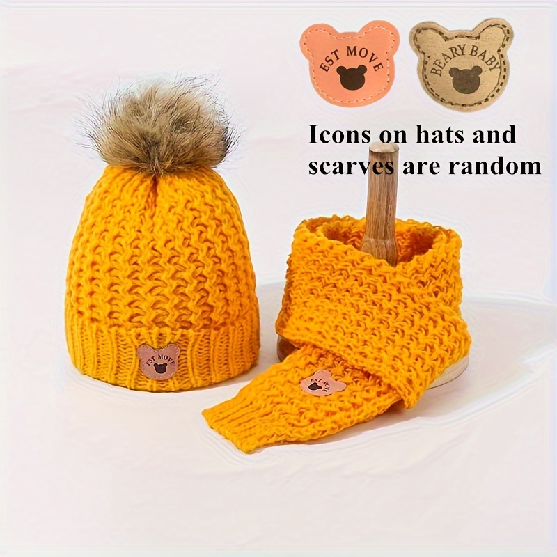 Un bebé con gorro amarillo y un osito con gorro tejido a crochet