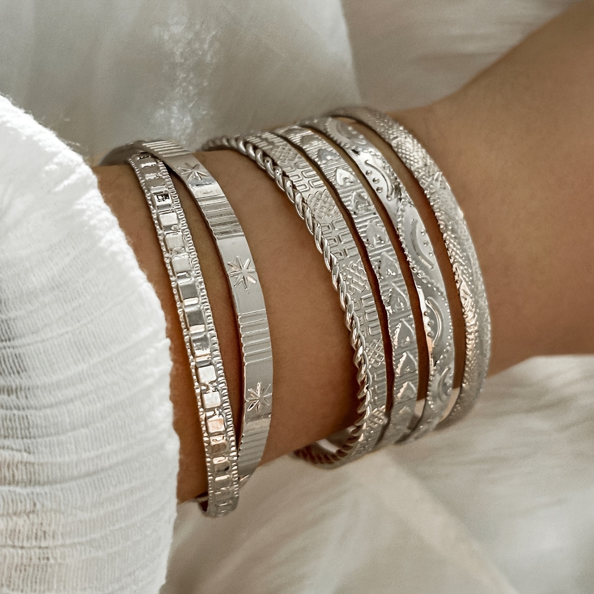 E-shop Set mit 7 -Armbändern zum Stapeln, im einfachen Vintage-Stil mit gravierten ethnischen Designs