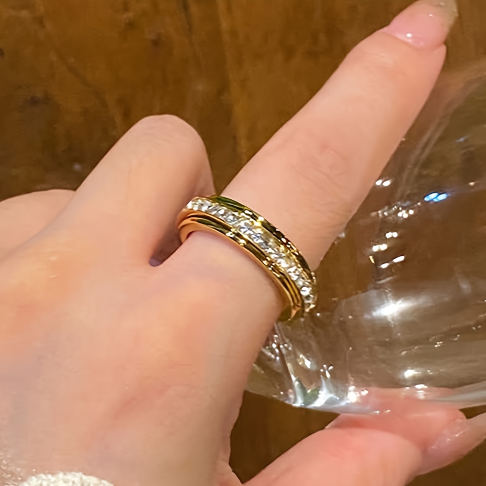 E-shop Ein drehbarer einreihiger funkelnder Damenring mit synthetischen Zirkonia-Steinen, der einen modischen eleganten Look bietet. als Geschenk für