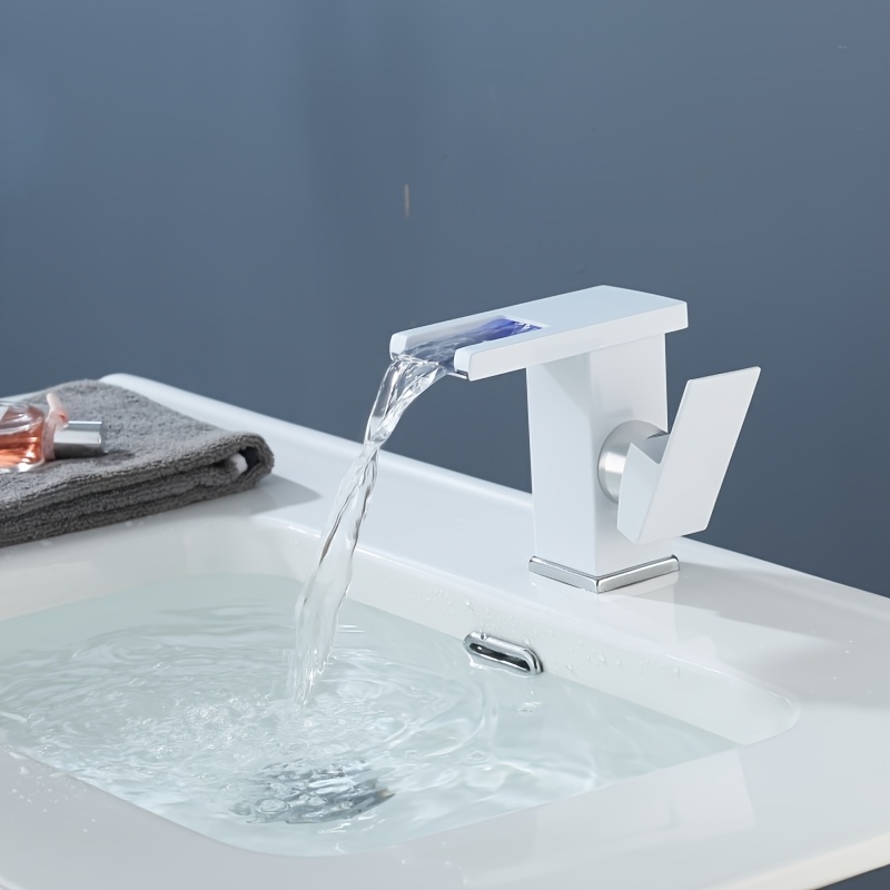 Zlewozmywak z miedzi z oświetlaną kranikiem, zapewniający gorącą i zimną wodę mieszankę do domowych łazienek, z funkcją regulacji temperatury i trójkolorowym designem zmieniającym kolor.