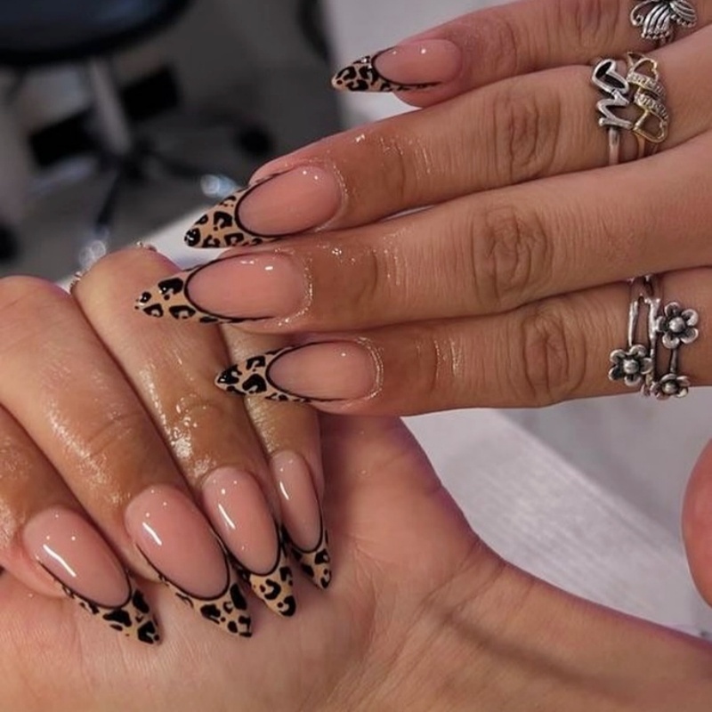 24pcs Autumn Winter Leopard Print Press-on Nails Medium Length Almond Shaped Nails European Art