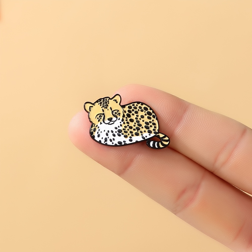 TEMU Pin de Esmalte de Cheetah Adorable Relleno - Dibujito de Cheetah en una Acogedora y Rellena con Diseño de Manchada y a Rayas, Broche de Solapa