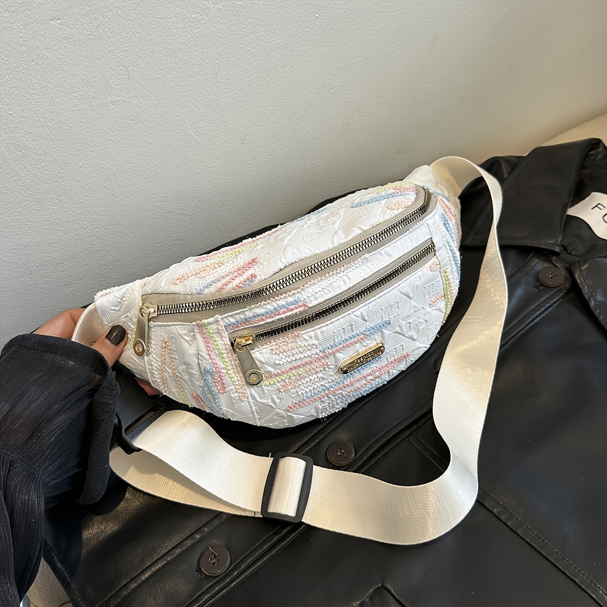 E-shop Gestreifte Nylon-Gürteltasche von Aerocandy – Leichte, verstellbare Umhängetasche mit Reißverschlussfächern für Laufen, Fitness & – Weiß/Schwarz
