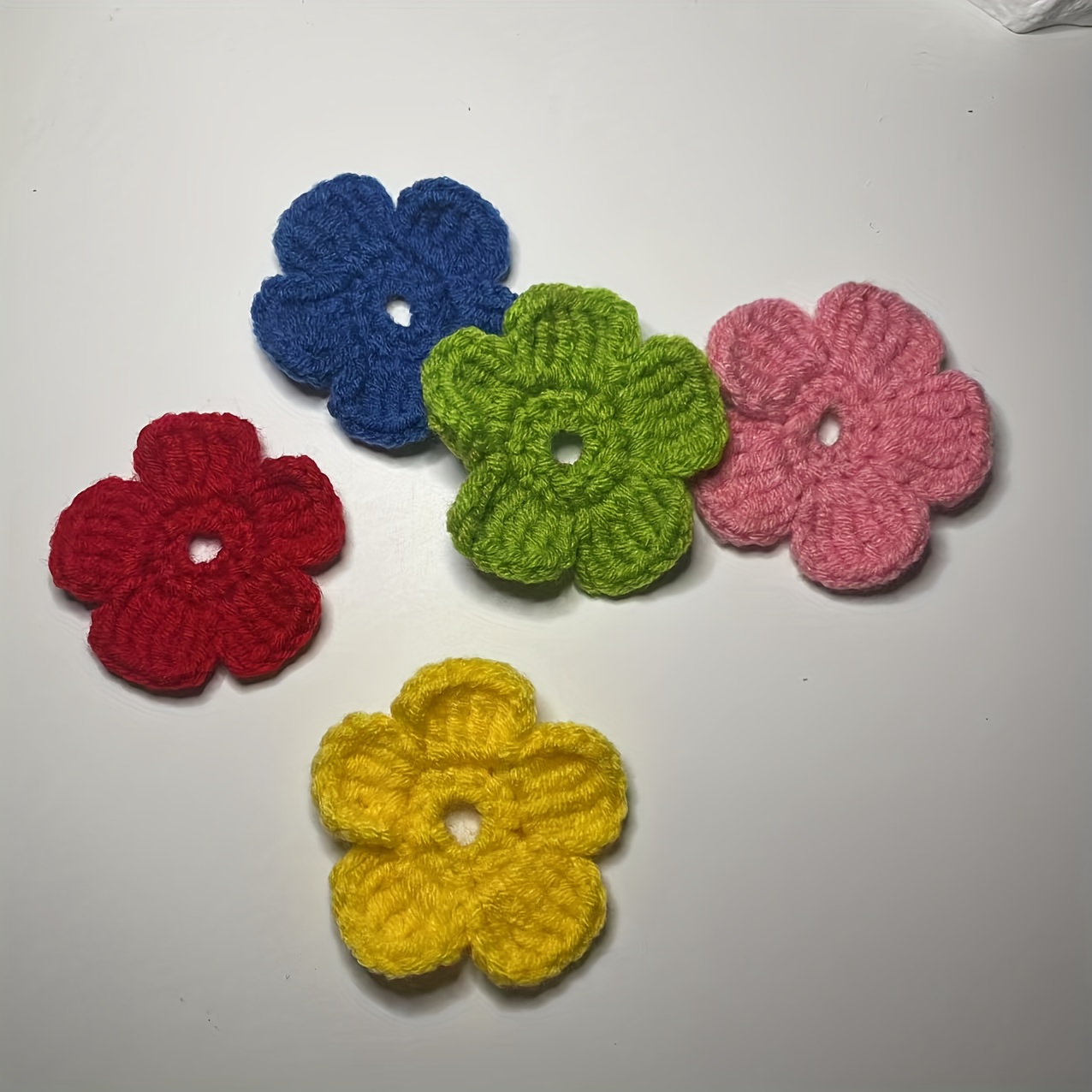 E-shop Set mit 5 handgemachten Häkelknopf-Abdeckungen, bunte Frühlingsblumen-Knopf-Abdeckungen, niedliche dekorative Ergänzungen für Kleidung, kreative