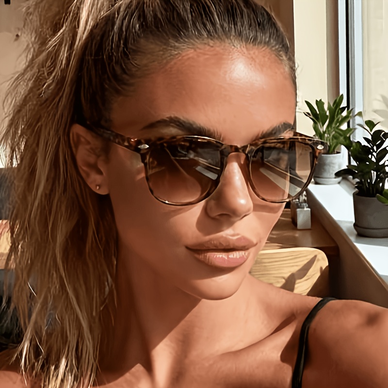 Image of 1pc Frame Women's Fashion Glasses, Leopard Print Frame Glasses, Rivet-decorated Frame, Decorative Item Suitable For Casual Wear