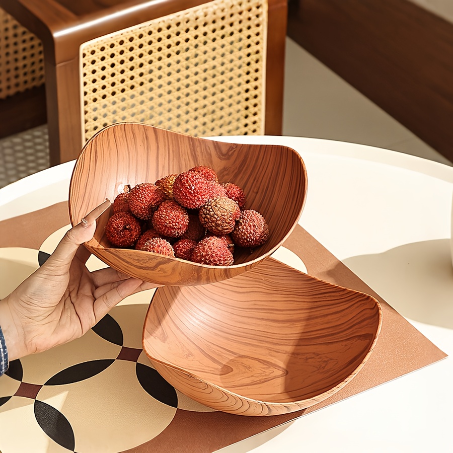 Bandeja triangular de plástico para frutas con textura similar al madera, cuenco irregular para frutas, aperitivos y frutos secos en la sala de estar, con una superficie lisa que es fácil de limpiar. Hecha de plástico duradero, esta bandeja multifuncional reutilizable para frutas es S