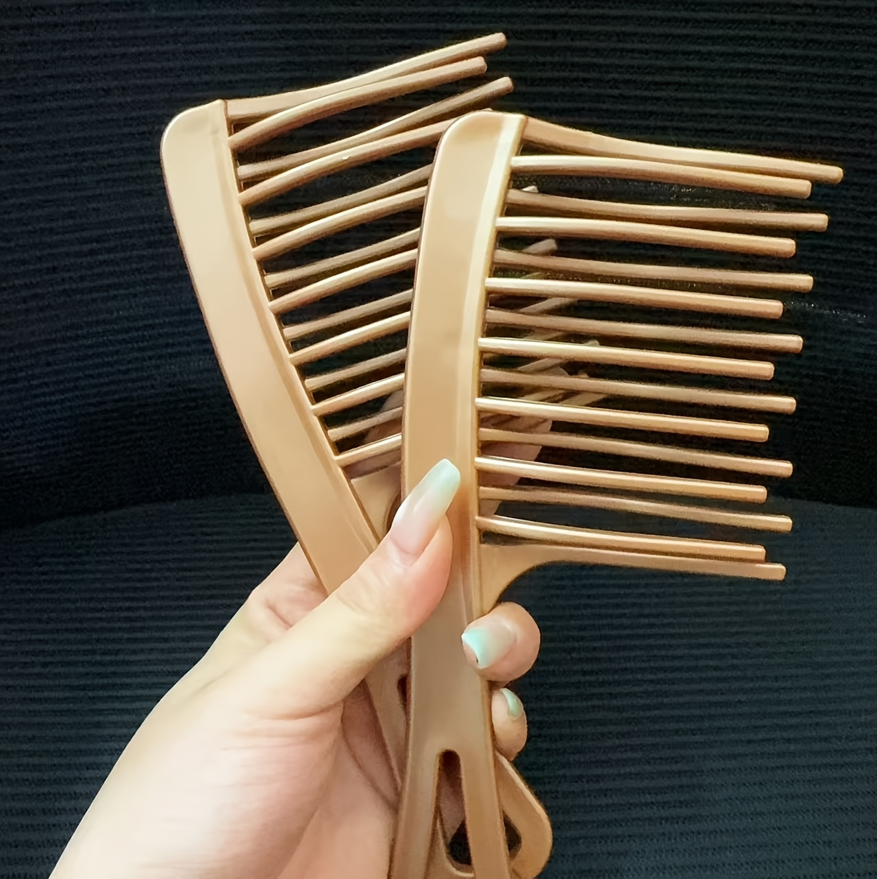 Un peine imprescindible para mujeres con cabello largo y rizado, con un diseño grande de doble diente y una parte superior esponjosa. Es antiestático, suave y liso, lo que lo hace esencial para el peinado. El peine tiene un mango de plástico duradero y dientes flexibles.