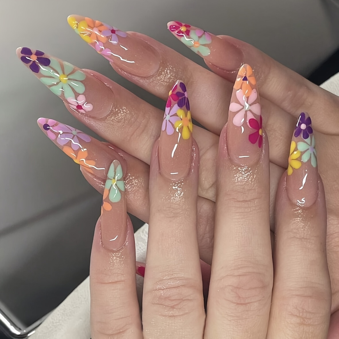 E-shop Verwöhne Deinen Stil und Charme mit modischen, kleinen Blumen, 24 Stück pro Box, ultralange Mandelform, glitzernde, coole künstliche Nägel,