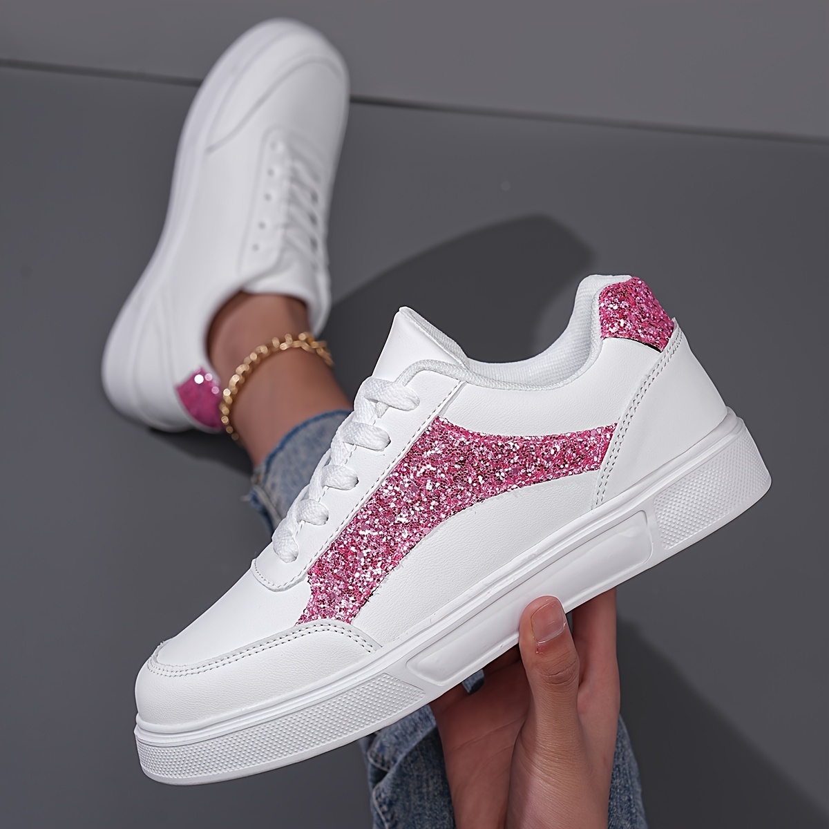 

Chaussures de sport tendance pour femmes, confortables, durables, à semelle souple, légères, polyvalentes et adaptées à une tenue décontractée au , disponibles dans un design blanc pour toutes les .