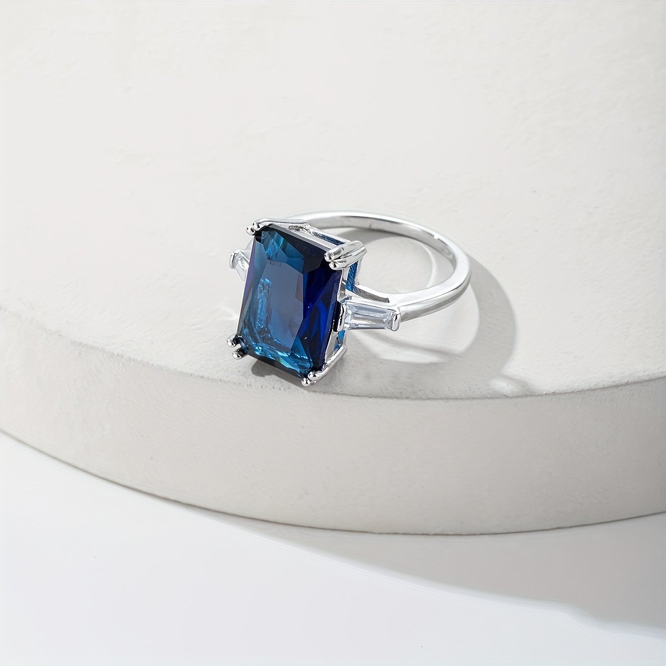 E-shop Sommer Retro Kreativ Einfach Rechteckig Königsblau Synthetisch Zirkon Klassischer Teenager Ring Verlobungsfeier Schmuck High-End Leicht Luxus