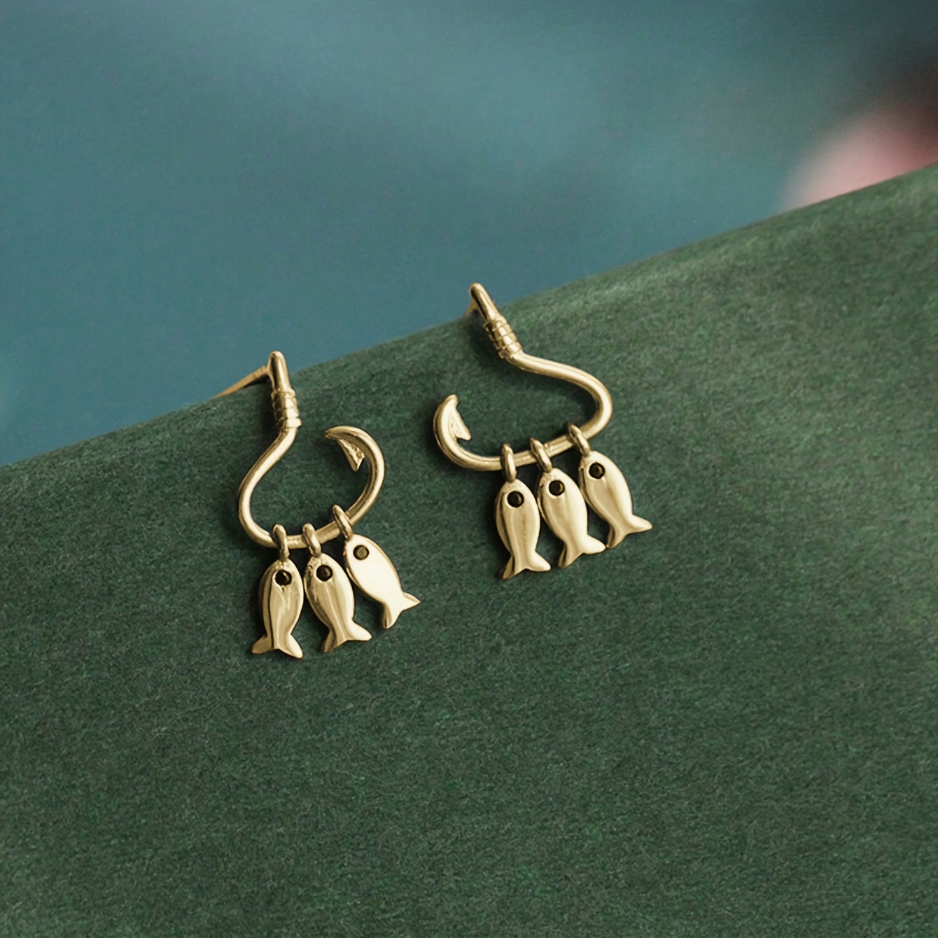 TEMU 1 paire de clous d'oreilles poissons en mouvement pour femme, simples, créatifs et sur le thème de la pêche avec un design