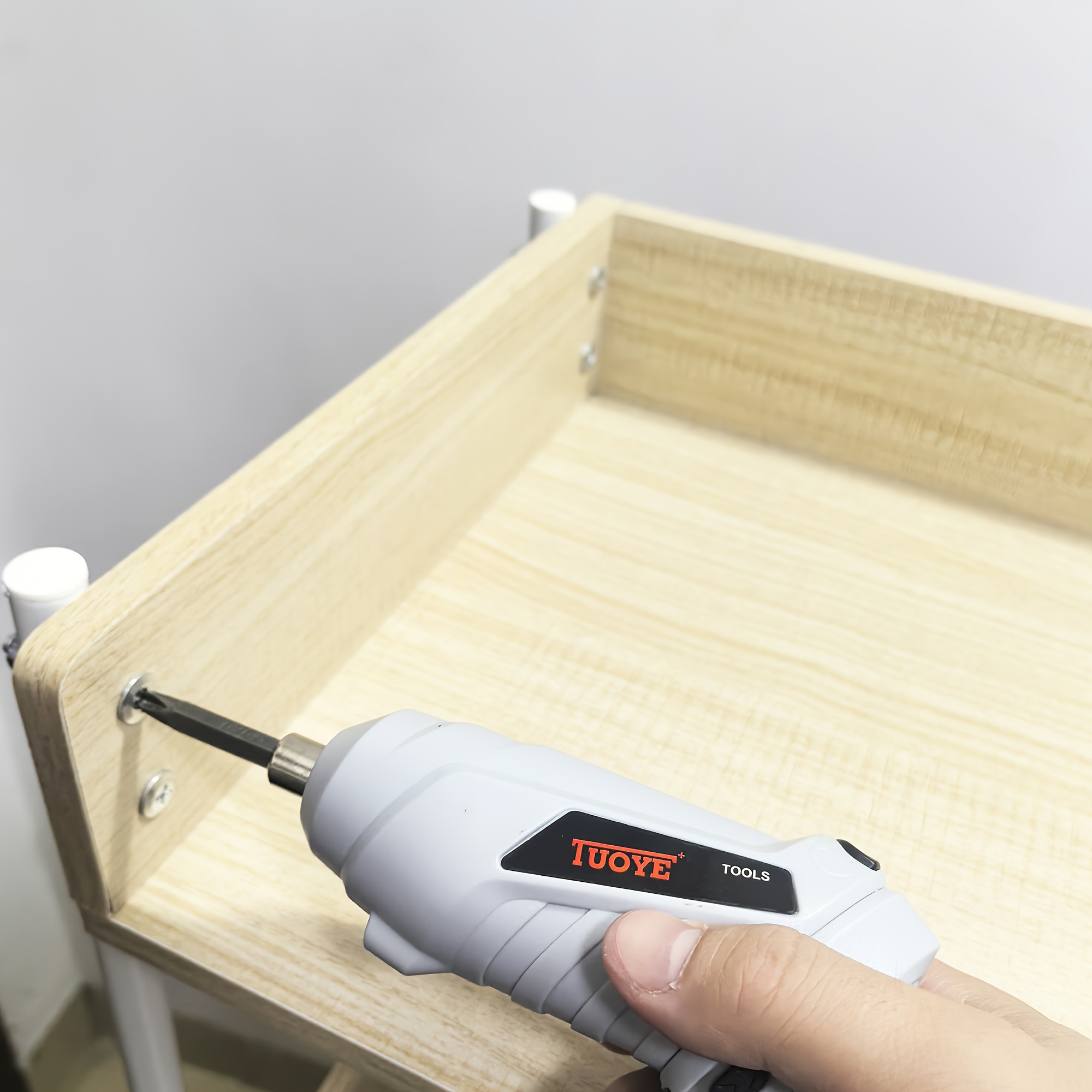 مجموعة مفك براغي لاسلكية 47+2 قطعة، قابلة للدوران والتشوه مع بطارية قابلة للشحن مدمجة، صندوق بلاستيك pe للتجميع لتخزين وسهولة النقل، تصميم ضوء عمل led، بيئة تلاشي لا يؤثر على الاستخدام، مقبض مطاطي لتغليف مريح، يمكن المنتج أن يؤتي وظائف الحفر والتثبيت، يحسن الكفاءة بشكل كبير في تفكيك الأشياء والأمنت المنزلية تفاصيل المنتج 7