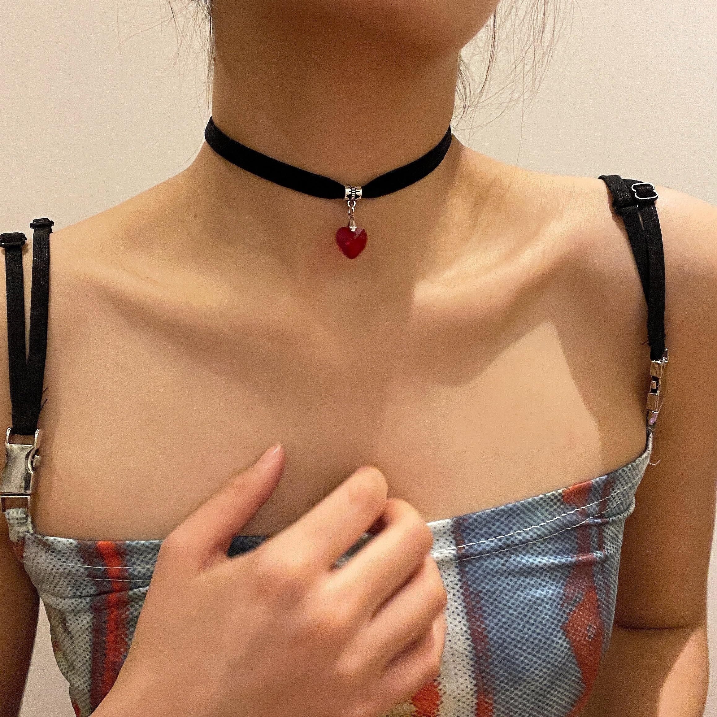 

Vintage Gothic Heart Pendant Choker Necklace Adjustable Black Velvet Collar For Women, Polyester Material, Suitable For Daily And Party Occasions, Ideal For Halloween - All Seasons Style