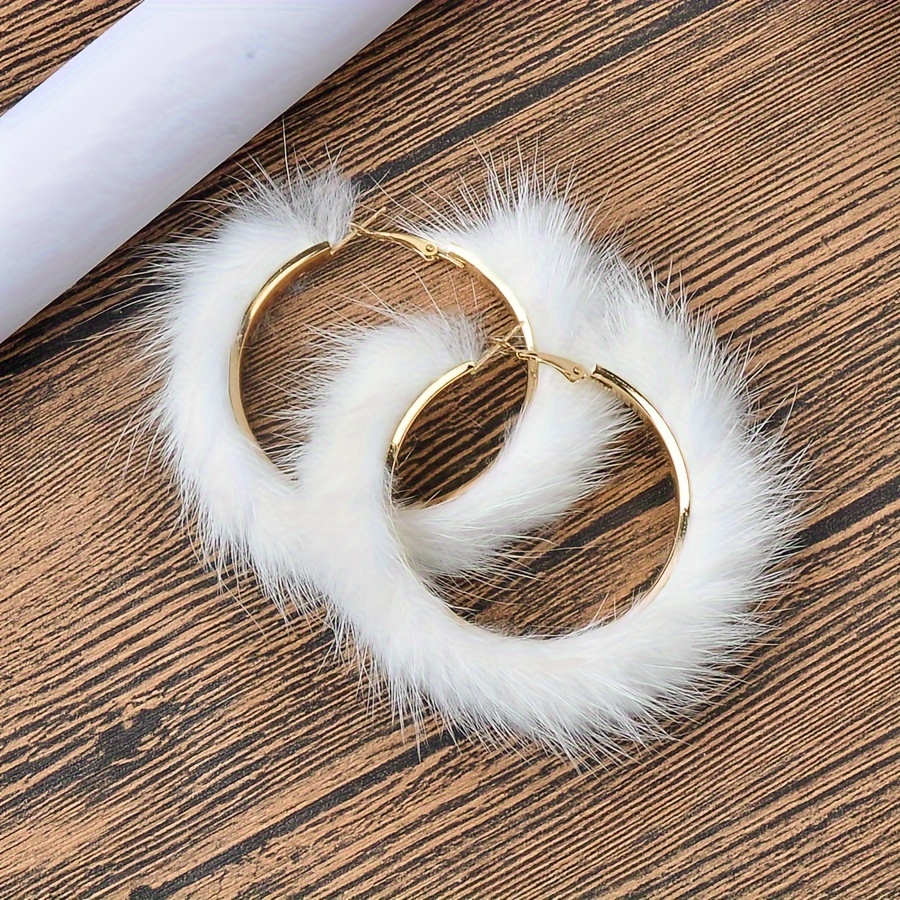 E-shop 2 Stück Extra Große Creolen – Goldfarbene Ohrringe mit weißem Fell-Design für Frauen, Statement-Ohrringe für Partys, Casual-Look, Weihnachten,