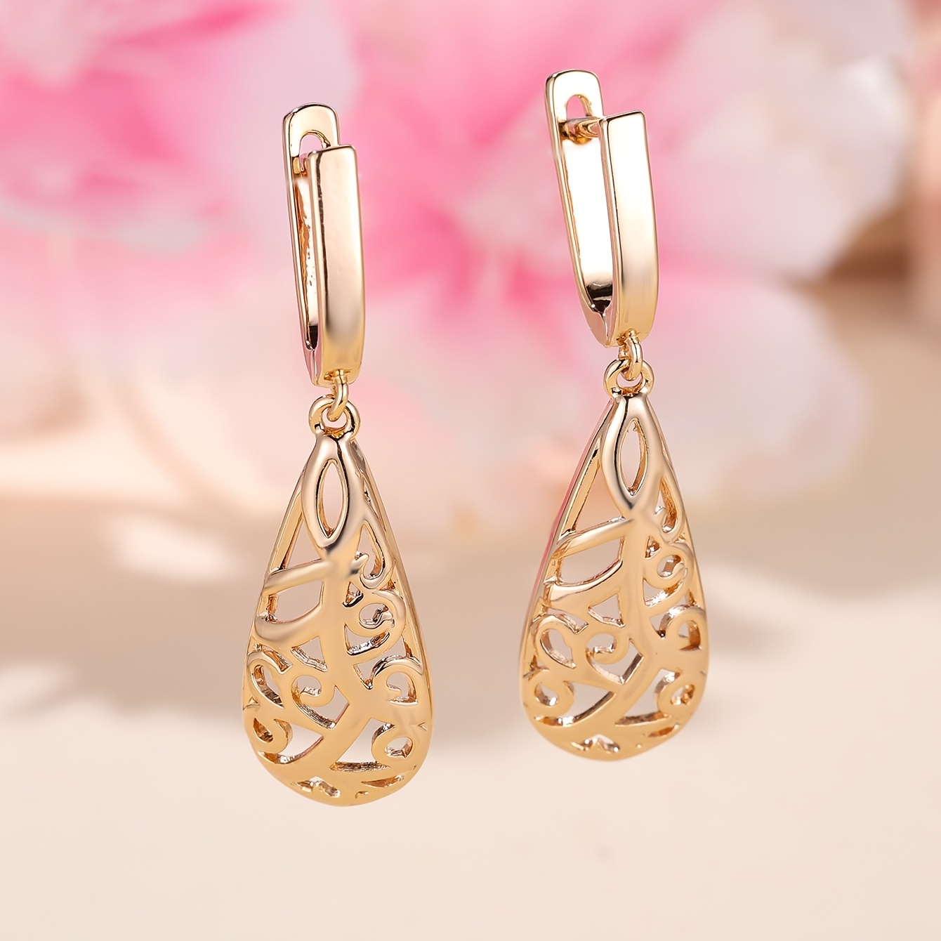 Women's Classic Hollow Teardrop Earrings, Stylish Versatile Design