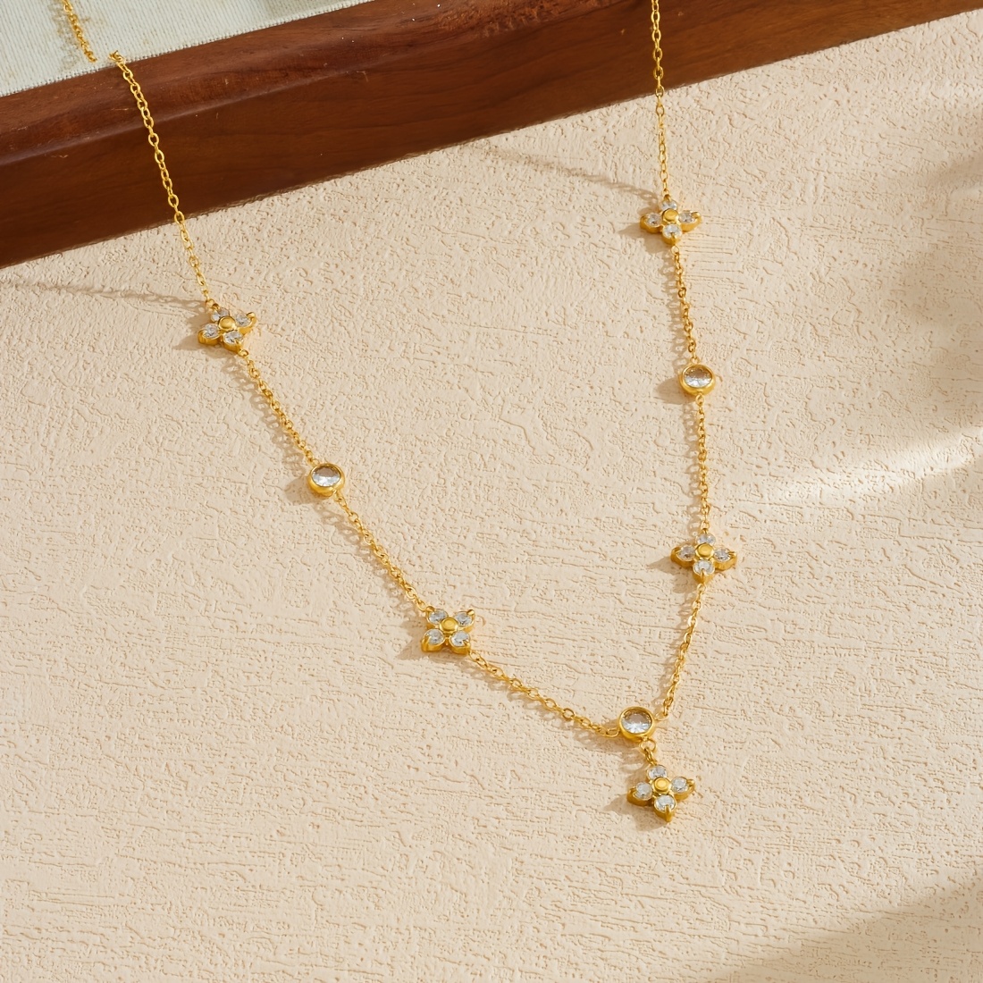 Women's Fashionable Small Flower Pendant Necklace