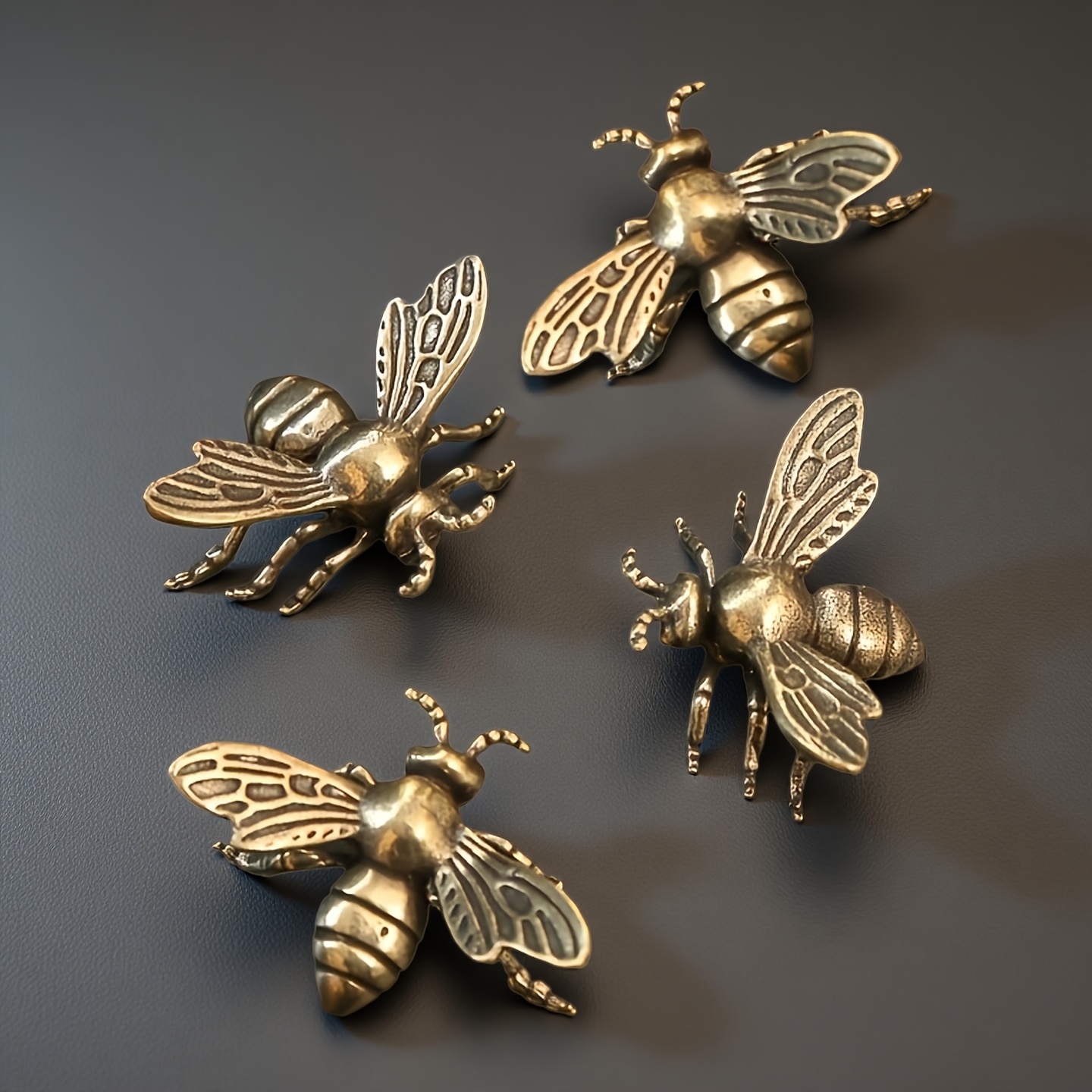 E-shop Sammelfiguren, 4-teilige Bienenstatuen aus antikem Messing – Nachbildung der Bienenphasen mit handgemalter Optik (Puppe), gelbe